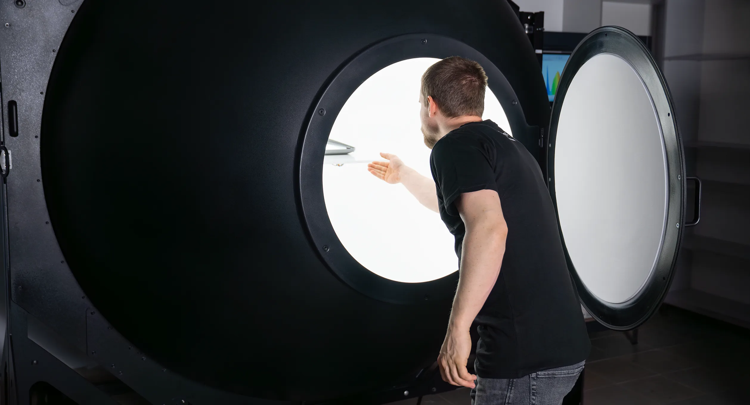 Sphere for measuring luminous flux (lm)